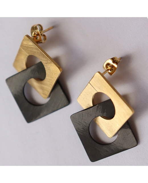 Fabuleux Vous Carre Stud Earrings